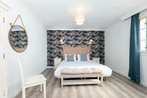 - une chambre avec un lit et une chaise dans l'établissement Hôtel Beau Site - Cap d'Antibes, à Antibes