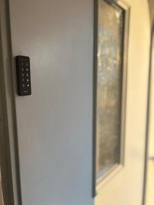 une porte avec télécommande à côté d'une fenêtre dans l'établissement Apartment für 6 Crailsheim Zentrum Netflix 300 Mbit Wlan, à Crailsheim