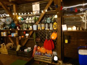 Minamiaso STAYHAPPY - Vacation STAY 35389v في Shimoda: غرفة بها مخزن مع رف بالساعات