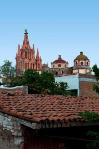 vistas a un edificio con techo de baldosas rojas en Casa Robelina 4bd+4bths. Center., en San Miguel de Allende