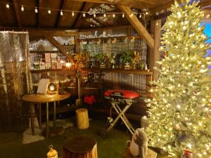 una stanza con un albero di Natale e un tavolo di Minamiaso STAYHAPPY - Vacation STAY 35413v a Shimoda