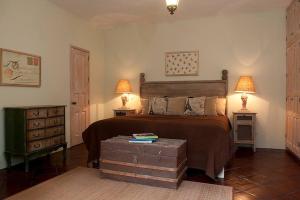 1 dormitorio con 1 cama con 2 lámparas y 2 mesas en Casa Robelina 4bd+4bths. Center., en San Miguel de Allende