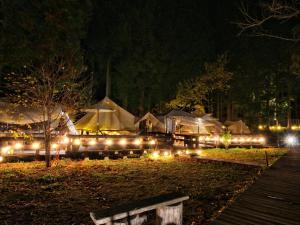 - un groupe de tentes éclairées la nuit dans l'établissement Minamiaso STAYHAPPY - Vacation STAY 57924v, à Shimoda