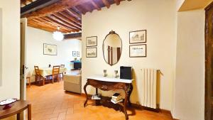 Cette chambre dispose d'une coiffeuse et d'un miroir mural. dans l'établissement Lucca Walls Dream - Air Cond - Wi-Fi - Panoramic in front of the historical Walls -, à Lucques