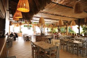 een restaurant met tafels, stoelen en verlichting bij Maria Apartments in Chersonissos