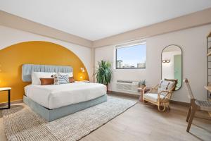 a bedroom with a bed and a desk and a chair at HiBird- Apartment and Suites Hotel in San Juan