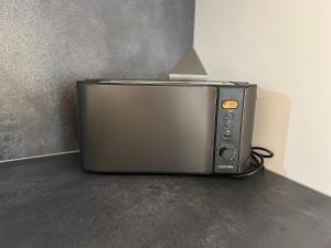 a toaster oven sitting on top of a counter at Apartment für 6 Crailsheim Zentrum Netflix 300 Mbit Wlan in Crailsheim