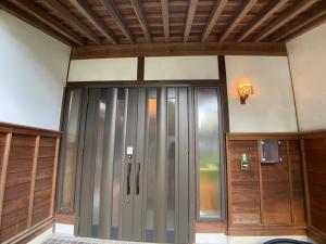 eine große Glastür in einem Zimmer mit einer Decke in der Unterkunft Inadani Villa - Vacation STAY 14589 in Ina