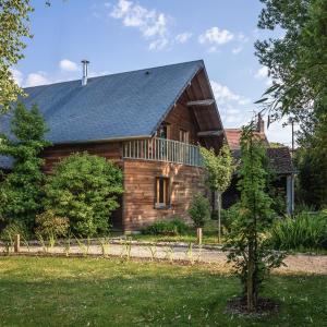 una casa de madera con techo de gambrel en Villa Nature - Maya village, en Pougny