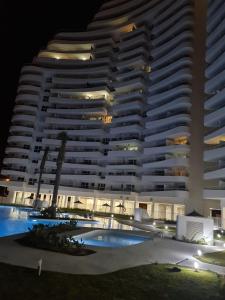 Bazén v ubytování Exceptional Apartment in Gran Canet 9th floor with sea view and private garage nebo v jeho okolí