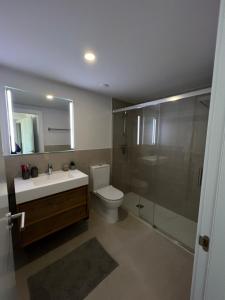 Vannituba majutusasutuses Exceptional Apartment in Gran Canet 9th floor with sea view and private garage