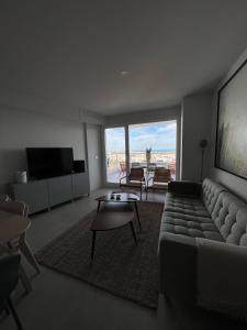 Televiisor ja/või meelelahutuskeskus majutusasutuses Exceptional Apartment in Gran Canet 9th floor with sea view and private garage