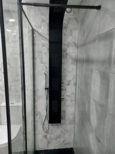 El baño incluye ducha con cabezal negro. en Oporto Sea Rooms, en Oporto