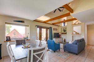comedor y sala de estar con mesa y sillas en Sunny Pagosa Springs Home with Deck and Fire Pit en Pagosa Springs