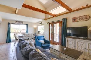 sala de estar con sofá y TV en Sunny Pagosa Springs Home with Deck and Fire Pit en Pagosa Springs