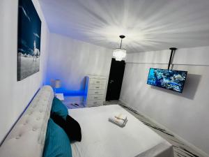 a bedroom with a bed and a tv on the wall at Apartament Plaja Neversea in Constanţa