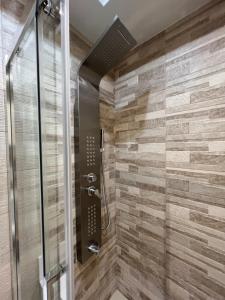 Ett badrum på Akrotiri Luxury Suites