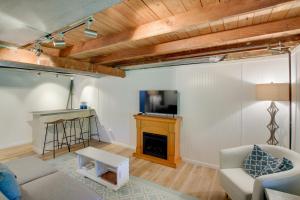 Μια τηλεόραση ή/και κέντρο ψυχαγωγίας στο Updated Home with Deck 2 Mi to Sister Bay Beach!