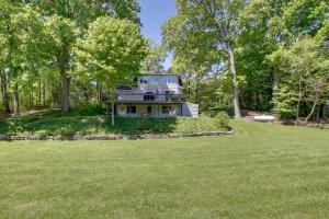 Κήπος έξω από το Updated Home with Deck 2 Mi to Sister Bay Beach!