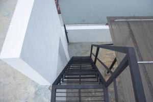 a black bed in a room with a wall at Sanmi Home Rentals Battaramulla in Battaramulla