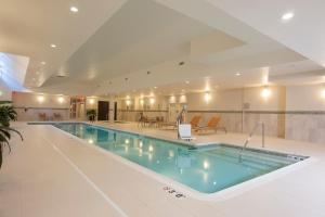 uma grande piscina num edifício em Peoria Marriott Pere Marquette em Peoria