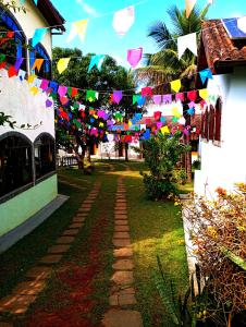 einen Garten mit bunten Flaggen und einem Haus in der Unterkunft POUSADA NOSSA SENHORA in Penedo
