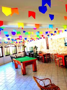 ein Zimmer mit einer Tischtennisplatte und bunten Flaggen in der Unterkunft POUSADA NOSSA SENHORA in Penedo