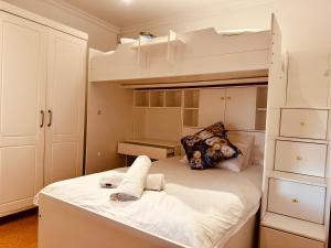 1 dormitorio con litera y armarios blancos en Primo farm, en Windmeul