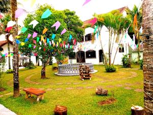 um jardim com bandeiras coloridas e uma fonte nele em POUSADA NOSSA SENHORA em Penedo