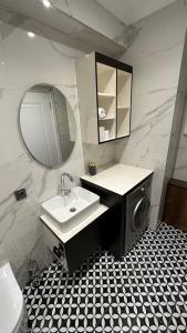 uma casa de banho com um lavatório e um espelho em Mar Boutique Apartment em Istambul