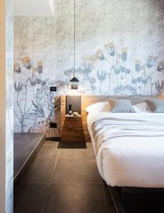 una camera con letto e parete floreale di Agriturismo Podere Cavaga Lago d'Iseo Agribio Winery a Foresto Sparso