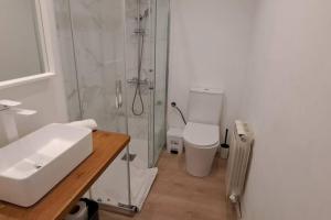 ein Bad mit einer Dusche, einem Waschbecken und einem WC in der Unterkunft Apartamentos La Arena Zierbena 201 in Campomar