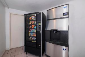 uma máquina de venda automática com refrigerantes e bebidas em Red Roof Inn & Suites Cornelius - Lake Norman em Cornelius