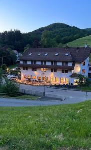 um grande edifício branco com um telhado escuro em Hotel Sonne em Wolfach