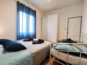 - une chambre avec 2 lits et une fenêtre dans l'établissement L'hypercentre - Clim - Terrasse - WIFI, à Miramas