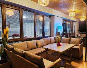uma sala de estar com um sofá e uma mesa em Парк Апарт-Хотел Виктория 1 em Sandanski