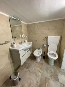 La salle de bains est pourvue de toilettes et d'un lavabo. dans l'établissement Sedici Scalini, à Tarente