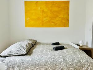 uma cama num quarto com um quadro na parede em Cosy & Central - Free Parking - Free Netflix em Viena