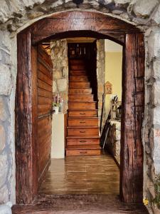 Danilovgrad的住宿－Village house Velimirović，大楼内有木门,有楼梯