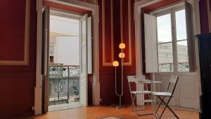 Pokój z drzwiami, stołem i krzesłami w obiekcie A Casa do Tenente w Faro
