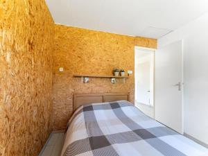 una camera con un letto e una parete gialla di Beautiful holiday home in Baarland with private garden a Baarland