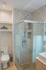 bagno con doccia e servizi igienici. di Doris home a Città di Rodi