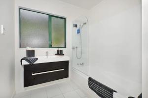 y baño con lavabo y ducha. en Peaceful and close to town en Whangarei