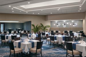 una sala de banquetes con mesas, sillas y un escenario en Sheraton Imperial Hotel Raleigh-Durham Airport at Research Triangle Park, en Durham