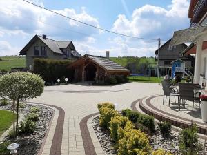 patio przed domem z budynkiem w obiekcie uKozaków w mieście Zubrzyca Dolna