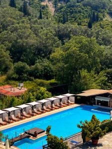 une image de la piscine d'un complexe dans l'établissement Apart Hotel Blumarin, à Agios Gordios