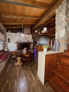 cocina y comedor con pared de piedra en Village house Velimirović, en Danilovgrad