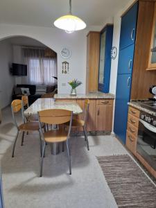 uma cozinha com mesa e cadeiras num quarto em Apartamento Raxobrisamar em Raxó