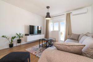 - un salon avec un canapé et une télévision dans l'établissement Apartment MAVI, à Zadar