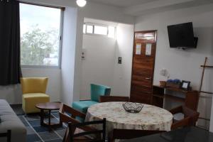 a living room with a table and chairs at Centrico Departamento 401 in Cancún